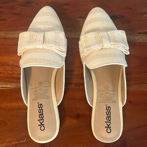 Flat, slip on sandal shoes. NWOT Straw lining material.